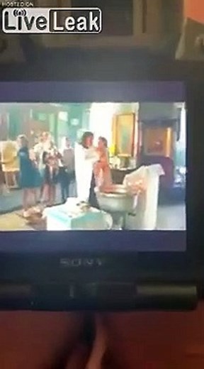 Les images effrayantes d'un baptême qui tourne mal avec le religieux qui veut immerger de force un b