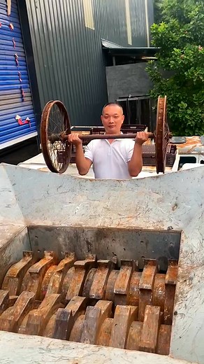 204K views · 697 reactions | 2138_#machine #machinelearning #machinetools #cuttingmachine #metalart #fabrication #cncturning #makingchips #manualmilling #repost #cutting #polishing | Valerie M. Jones | Facebook