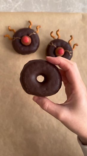 Reindeer Donuts 🍩🦌🛷 Easy Christmas Dessert #chocolatelover #christmas #chocolate #donuts #reindeer #christmasfood #christmastreats #reels #explorepage✨ #chocolategiftideas #christmasdessert #diy #diygiftideas #christmasbaking #nobakedessert #asmrsounds #feliciaheesen #diyideas #pretzels | Felicia Heesen