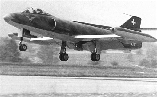 瑞士“FFA P-16”喷气式战斗机的首飞影像