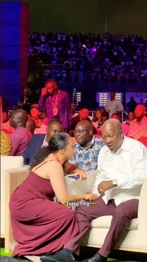 Fine lady clashing on Prez. Mahama🤓🇬🇭❤️