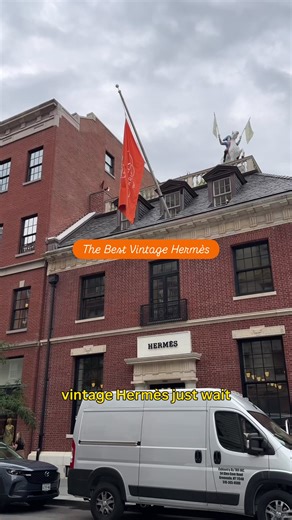 This one is for my Chicagoans! Or frankly anyone who loves metallics, limited editions and equestrian motifs all in one! It’s a rare, limited Hermès Paddock 90cm from 2010. This one was released to commemorate the new Chicago Hermès boutique location. The dark gray background sets off the gold and bronze so nicely and it will be available in my next Hermès scarf restock for auction. This auction opens on Monday, January 19th and closes Monday, January 21st at 7:15pm EST with all bidding taking p