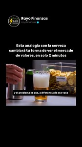 La analogía de la cerveza explicada ↓ Este vídeo muestra cómo puedes ver la cerveza y su espuma en el vaso transparente, pero cuando viertes esa cerveza en un vaso de acero, la cerveza y la espuma no se ven. Así que podemos decir que la bolsa es como la cerveza que se sirve en ese vidrio de acero. Y se dice que la cerveza es el valor del mercado bursátil y la espuma es la especulación del mercado bursátil. Ponente: JL Collins | Rayo Finanzas