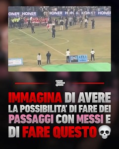 Lionel Messi è in India per il suo “G.O.A.T. India Tour 2025”, una serie di eventi e apparizioni in grandi città come Kolkata, Hyderabad, Mumbai e Delhi, con match amichevoli, esibizioni e incontri con i tifosi. 🇮🇳 Durante la tappa di Hyderabad, Messi ha partecipato a un’esibizione al Rajiv Gandhi International Cricket Stadium, calciando qualche pallone e interagendo con giocatori locali e tifosi presenti. In una clip ormai virale, il Chief Minister del Telangana, A. Revanth Reddy, ha provato 