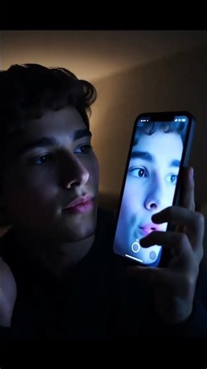 Use o telefone como espelho em ambientes com pouca luz #Shorts