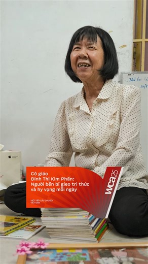 Cô giáo Đinh Thị Kim Phấn: Người bền bỉ gieo tri thức và hy vọng mỗi ngày Suốt 15 năm dạy học tại lớp Hoa Hướng Dương trong Bệnh viện Ung bướu TP.HCM, cô giáo Đinh Thị Kim Phấn âm thầm làm nhiều hơn việc dạy chữ. Cô lưu giữ từng dấu vết tuổi thơ mong manh, gìn giữ ký ức và trao lại cho những gia đình đã mất con. Có em vừa học vừa truyền thuốc, kim t-iêm còn gắn nơi cổ tay. Có em chỉ kịp viết tròn trịa cái tên ba mẹ đặt cho mình. Với cô Phấn, từng nét chữ non nớt ấy đều vô cùng quý giá. Bởi trong