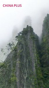 163K views · 1.5K reactions | Cu creste care măsoară doar 1,5 metri lățime, aceste vârfuri în formă de lamă din Chongqing din China arată ca niște cuțite uriașe de bucătărie care taie prin munți. #China #VizitatiChina | Romanian Service, China Radio International | Facebook