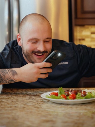 Ça, c'est Marc. Il prend en photo 📸 chaque repas depuis qu'il a AMQ. Ses amis s'en foutent. Marc, lui, est fier. Pis honnêtement... ça a l'air bon. AMQ : local, traçable, livré chez vous. 🎁 Dégustation gratuite 35 $ de crédit. Lien dans la bio.