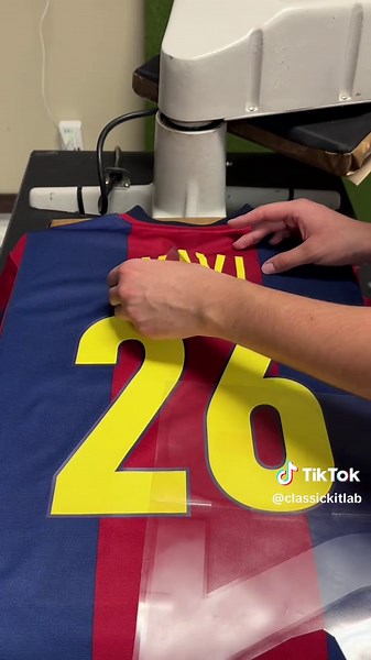 The ’98 center-swoosh hits different 🔵🔴🔥 Xavi # 26 from his debut season now sitting perfectly on one of the most beautiful Barça shirts ever made ⭐ Who would you put on this kit? #fcbarcelona🔵🔴 #barca #xavi #footballkits #barcelona