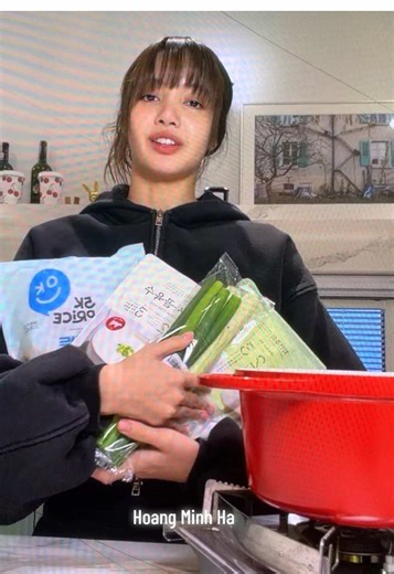 (Today’s filming is done, i guess) Lisa is now live 👩‍🍳 Chef Lisa is backkk 🤩 #LISA #LALISA #BLACKPINK #LLOUD