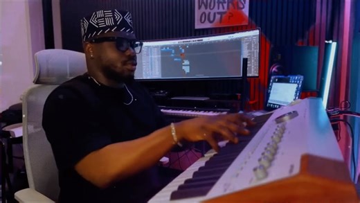 Adedayo Ajayi | ARTURIA ASTRO LAB 61 !!! #arturiaastrolab61 #canplaymusic #hardwardunboxing #unboxingvideo | Instagram