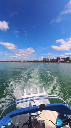 Ready to kick your Sarasota adventure up a notch? Spend a few hours out on Sarasota Bay in a catamaran speedboat, cruising up to 30 mph with skyline views and just enough splash to cool you off! 🚤 📍 @hydrocatsfl | Visit Sarasota County