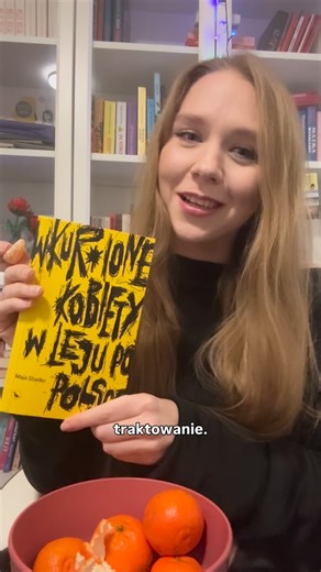 Maja Staśko on Instagram: "Żarty się mnie trzymają przy świętach 😀 Ale książkę zdecydowanie polecam każdej osobie, która potrzebuje wyrzucić trochę gniewu, szuka sensu, zmian i wspólnoty! To pierwsza (z dwóch) moich książek, które ukazały się w tym roku 💚 a u t o p r o m o c j a"
