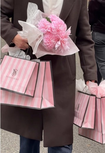 Este San Valentín sorprende a tu novia con el regalo perfecto: Victoria's Secret @rodrigocnj @Raquel Vallejo #VictoriasSecretSpain #VSValentinesDay