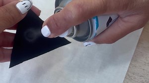 ¿Buscas un pegamento textil en spray? El Odif 606 es perfecto 👌 🧷 Puede utilizarse en casi todo tipo de tejidos 🧷 Para proyectos de patchwork, costura y patronaje 🧷 Se queda fijado tras pasar la plancha www.pontejos.com | Mercería Almacén de Pontejos
