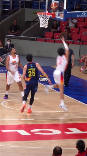 Tinago! Manganti protects the leather from his defender! 🏀LIVE on RPTV ch 9 and 10 (free tv), PBA Rush on Cignal, Pilipinas Live App (download for free livestream) and OneSports YouTube (free live stream) #PBA50 #PBA50LID #PBA50PhilCupElimsROSvsPHX | PBA