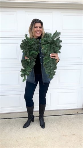 Double Door Custom Order✨ Our client fell in love with a design we previously created on a larger scale and asked if we could recreate it for her double doors just on a smaller scale and that’s exactly what she got🤍 We’re known for our large and in charge swags and statement pieces, but custom design is where all the magic happens😍Whether you want something bold and dramatic or smaller, tailored, and perfectly proportioned for your space, we at The Trendy Wreath House design with your home and