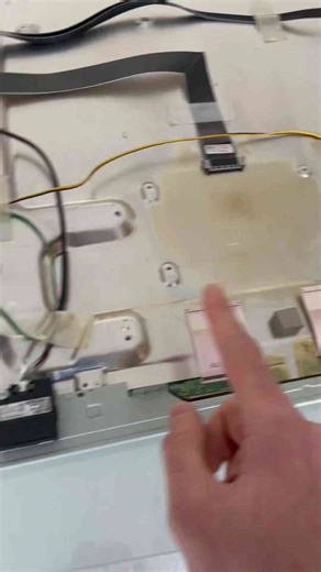 Vais-je réussir à réparer cette télévision HS ?