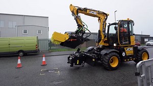 JCB Pothole Pro Launched: जेसीबी ने पॉटहोल प्रो किया लॉन्च, सिर्फ 8 मिनट में होगी गड्ढें की मरम्मत