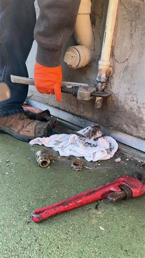 How to remove a old galvanized pipe #plumbing #fyp #plumber #construction #plumbinglife