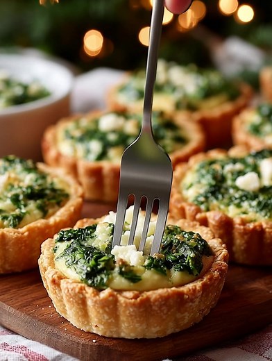 Mini Spinach–Cheese Holiday Tartlets Buttery bite-size tart shells filled with creamy, savory spinach and melty cheese—perfect for festive tables. Yield: 18–20 tartlets · Temp: 375°F (190°C) · Time: 20–22 min Key Ingredients First: Pre-baked mini tart shells Fresh or frozen spinach (chopped) Cream cheese ....................... FULLL Recipe in First Cօʍʍеոτ 👇 | YumThrive Recipes