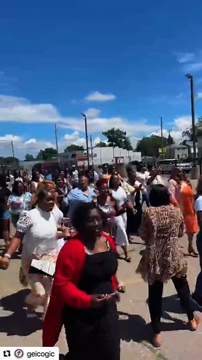Karen Clark Sheard on Instagram: "Thank you Ladies at @geicogic for making our #sisterlink a success. We were painting and each table was to show and sing harmony. Guess what? They didn’t do it 臘‍♀️ so I made them do a lap around our church parking lot!  But guess what they showed harmony and sister linked while we were walking. I love my Sisters nieces and daughters at @geicogic 殺殺殺❤️❤️❤️"
