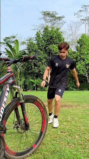 Tutorial Bicycle kick dan Overhead kick yang salah tapi bener 🤣 #football #soccer #tutorial #bola