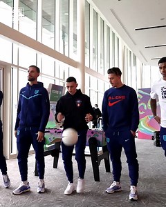 2.6M views · 171K reactions | Bukayo Saka's basketball skills  Phil Foden v the machine 烙 Declan Rice and Harry Kane beat the claw  Inside Access from St. George's Park! | England football team | Facebook