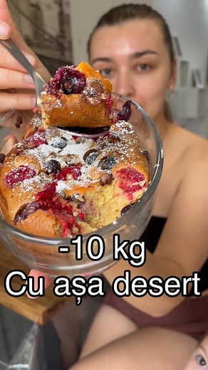 12K views · 15K reactions | Rețeta: - 2 căni de fulgi de ovăz - 5 ouă - brânză 150g -miere -praf de copt o linguriță Mixăm cu blander , turnam în forme de copt , adăugăm pomușoare și ciocolată Coacem 30 min la 180 g | Patricia Lupașcu | Facebook