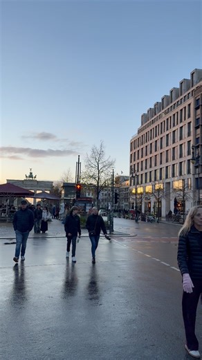 The last rays of sun at Unter den Linden, with the Brandenburger Tor in the background #berlin #brandenburgertor #deutschland #germany #germanytravel #germanytourism #Hauptstadt #berlino #Berlín #berlintheplacetobe #fblifestyle #berlinexperience | Berlin experience
