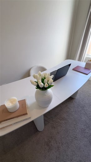 Cindyvette • Home Content creator on Instagram: "Comenta escritorio y te envío en Link 🔗 Código 10% MYGUYII10 Estuve dándole un update a mi home office con este escritorio súper moderno y elegante. No solo se ve hermoso, sino que hace que el espacio se sienta más limpio, amplio y organizado. La forma, el color y el diseño elevan el ambiente completo y te dan ganas de sentarte a crear, trabajar y enfocarte. Comment “desk” and I’ll send you the link. 🔗 Code % MYGUYII10 I’ve been giving my home o