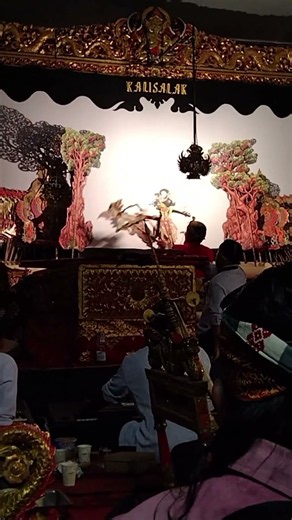 This Wayang Kulit Battle Is INSANE! 😱 | Javanese Shadow Puppetry | Traditional Indonesian Art