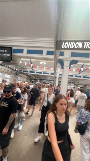 London busy trains | London train station | London city walk #uktravel #travelshorts