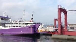 【柳井市平郡島航路】 柳井港を出港するフェリー「へぐり」の提供がありました。 約２０ｋｍ先の平郡島まで1時間40分の船旅の始まりです。 奥に見えるのは、オレンジライン（防予フェリー）の船舶です。 ◇柳井〜平郡島（平郡西港・平郡東港） ・１日２往復 ・片道料金大人1,540円、子供770円 | 山口県の離島航路