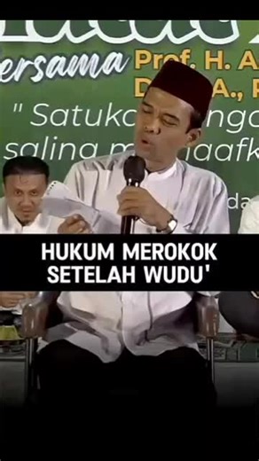 Merokok setelah wudhu tidak membatalkan wudhu. Para ulama sepakat bahwa merokok bukan termasuk perkara yang membatalkan wudhu secara syariat. Namun, merokok dihukumi makruh hingga haram karena bahayanya, sehingga sebaiknya dihindari, terutama sebelum melaksanakan shalat karena meninggalkan aroma tidak sedap. #rokokmembunuhmu #rokok #ustadzabdulsomad #hukumrokok #tiktokviral