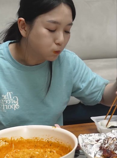 Real Mukbang_) Carbonara Buldak Ramen & Grilled Spicy Chicken ☆ Dessert Strawberry | Mubang Show