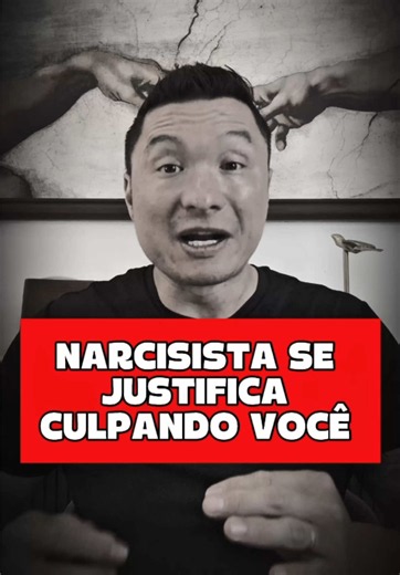 Narcisista não pede desculpa. A pessoa se justifica culpando você. Um estudo publicado em 2025 mostrou que pessoas com níveis mais elevados de traços narcisistas apresentam uma resposta cerebral mais fraca aos próprios erros. Traduzindo: quando a realidade ameaça a imagem grandiosa que elas construíram sobre si mesmas… o cérebro tende a resistir mais a informações que colocam essa imagem em risco. E é exatamente aí que a verdade deixa de importar. Porque reconhecer o erro exigiria uma coisa que 