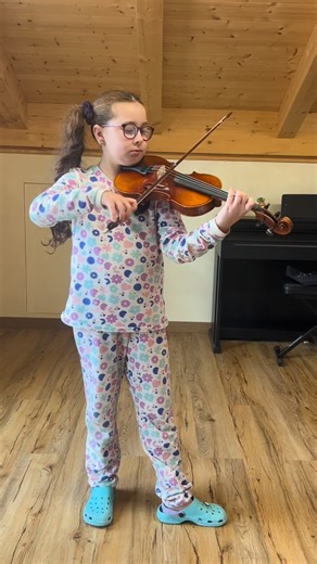 Beatrice Ambra on Instagram: "Stormy weather 🌪️ → Bach time 🎻 in pyjamas #beatriceambraviolin #violinist #practicemakesprogress #bach #violin"