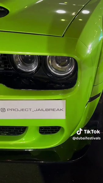 Explore the Ultimate Retro Car Showcase in Dubai