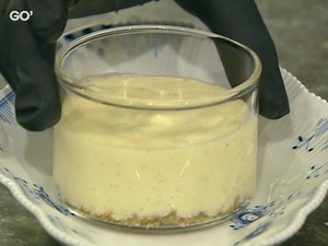 Kender du én, der ville elske Mette Blomsterbergs citronfromage? 🍋 Og endda med hvid chokolade, græskarkerne-crumble og tørret citronskal. Tak for lækker dessert, Mette. Smagte skønt ❤️ | Go' morgen Danmark og Go' aften Live
