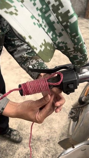 The handlebars of the motorcycle are worn out, and it can be done with a rope.