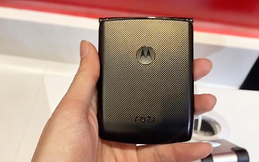 【极速上手】摩托罗拉Razr折叠手机上手体验 不一样的折叠不一样的体验