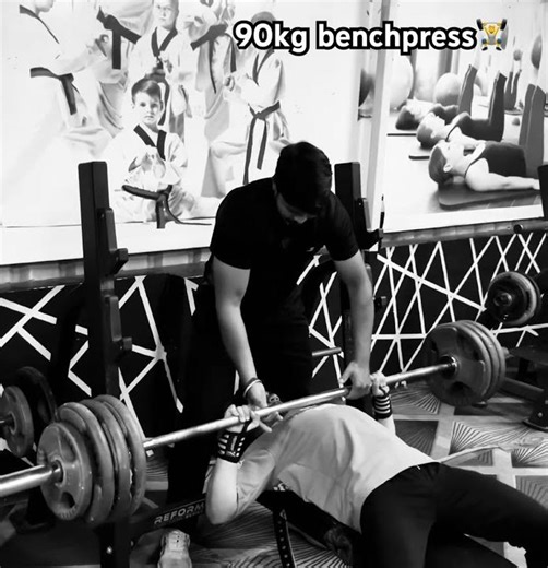 90kg bench press 💪🏋️