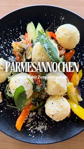 Parmesan-Nocken (Gnudi) – sooo cremig und perfekt für Gäste🌟😮‍💨 📌Rezept Zutaten (für 4 Portionen): 500 g Ricotta, 120 g Parmesan, 2 Eigelb, 160 g Hartweizengrieß, Muskat, Salz, Pfeffer, 2 EL Butter, 1 EL Olivenöl, 2–3 Salbeiblätter Zubereitung: Ricotta abtropfen lassen, mit Parmesan, Eigelb, Grieß und Gewürzen mischen. Bällchen formen, im Grieß wälzen und über Nacht kühlen. In Salzwasser garen, dann in Butter und Salbei schwenken. Mit Parmesan bestreuen und servieren. #parmesan #nocken #mein