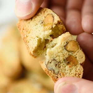 Recipe:⬇️⬇️⬇️ Wonderfully crisp and crunchy and brimming with nutty flavour, these Keto biscotti are the perfect partner for a hot cup of tea or coffee! | Sugar Free Londoner - Low Carb Recipes