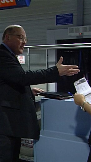 "I'm not impressed!" easyJet staff are confronted by a furious late passenger demanding to speak to the big boss! ✈️😡 #airline #airport #easyjet | Our Stories