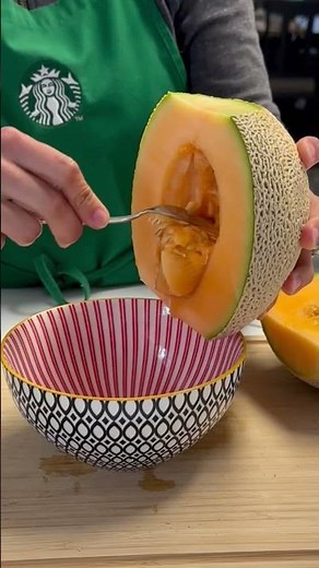 How to cut a cantaloupe, how I chop a melon #cantaloupe #fruit #eatmoreplants