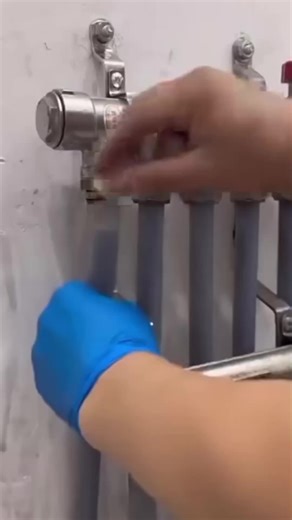 INSTALLATION SANIAIRE DE SALLE DE BAIN Toilette Évacuation de Lavabo Évacuation de Douche 50 mm 50 mm Évacuation Tube PVC 100 mm Tube PVC 100 mm 100 mm le monde de btp #Plomberie #InstallationDeChauffage #RéparationDeFuite #Canalisations #MaintenanceSanitaire