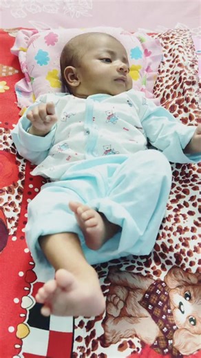 LilVaanya | Baby Care & Reels on Instagram: "Part 1 of “Is This Normal?” series If you have a 1-month-old, read this slowly 🤍 A lot of things feel scary — but are actually normal. ⸻ 👶 NORMAL at 1 month ✔️ waking every 2–3 hours ✔️ crying for “no clear reason” ✔️ jerky arm & leg movements ✔️ hands always near face ✔️ sleeping a lot during the day ✔️ no routine yet 👉 Your baby is still adjusting to the world. ⸻ 😴 Sleep at 1 month • 14–17 hours in 24 hours • short wake windows (30–45 mins) • da