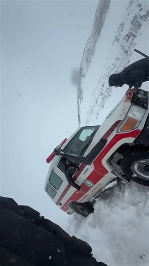 کَل کَل نیسون آبی با لندکروز هلال احمر😆❄️